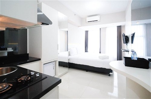 Photo 20 - Nice And Comfy Studio At Supermall Mansion Apartment