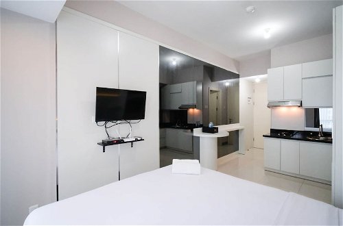 Photo 7 - Nice And Comfy Studio At Supermall Mansion Apartment