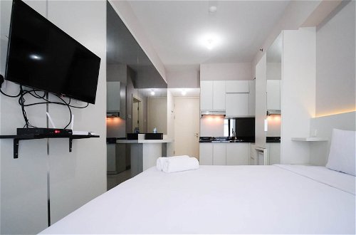 Photo 10 - Nice And Comfy Studio At Supermall Mansion Apartment