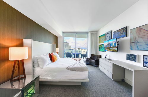 Foto 9 - Beachfront Bliss: Luxe Condo in Hollywood