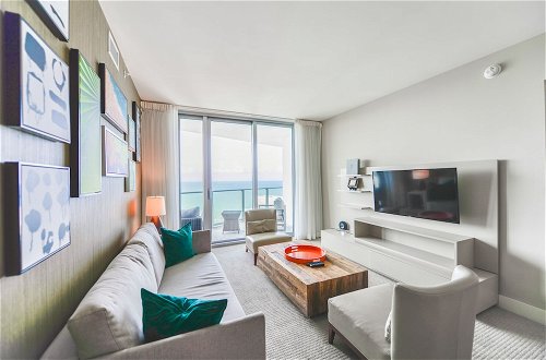 Foto 10 - Beachfront Bliss: Luxe Condo in Hollywood