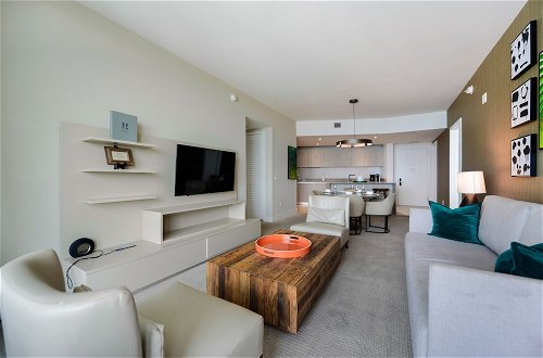 Foto 11 - Beachfront Bliss: Luxe Condo in Hollywood