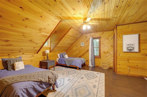 Foto 26 - Gorgeous Log Cabin w/ 2 Decks + Fireplaces