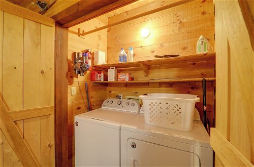 Foto 23 - Gorgeous Log Cabin w/ 2 Decks + Fireplaces
