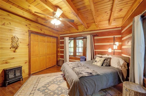 Foto 18 - Gorgeous Log Cabin w/ 2 Decks + Fireplaces