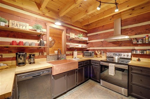 Foto 31 - Gorgeous Log Cabin w/ 2 Decks + Fireplaces