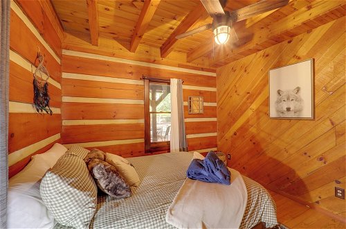 Foto 32 - Gorgeous Log Cabin w/ 2 Decks + Fireplaces