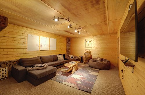 Foto 15 - Gorgeous Log Cabin w/ 2 Decks + Fireplaces