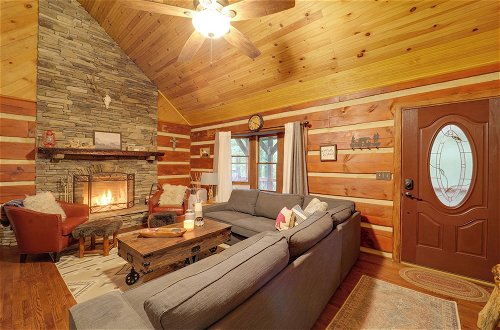 Foto 14 - Gorgeous Log Cabin w/ 2 Decks + Fireplaces