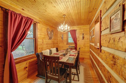Foto 6 - Gorgeous Log Cabin w/ 2 Decks + Fireplaces