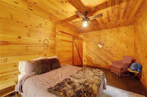 Foto 8 - Gorgeous Log Cabin w/ 2 Decks + Fireplaces