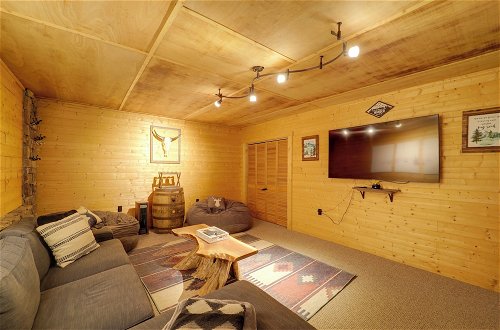 Foto 9 - Gorgeous Log Cabin w/ 2 Decks + Fireplaces