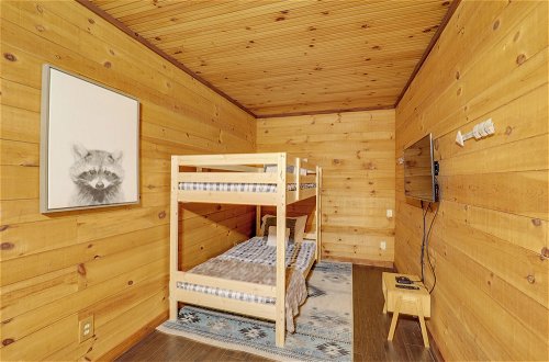 Foto 24 - Gorgeous Log Cabin w/ 2 Decks + Fireplaces