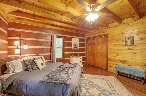 Foto 13 - Gorgeous Log Cabin w/ 2 Decks + Fireplaces