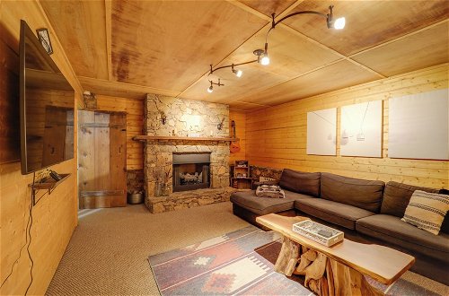 Foto 28 - Gorgeous Log Cabin w/ 2 Decks + Fireplaces