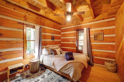 Foto 12 - Gorgeous Log Cabin w/ 2 Decks + Fireplaces