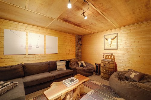 Foto 10 - Gorgeous Log Cabin w/ 2 Decks + Fireplaces