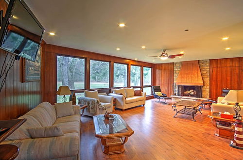 Foto 2 - Spacious South Haven Home ~ 1 Mi to Lake Michigan