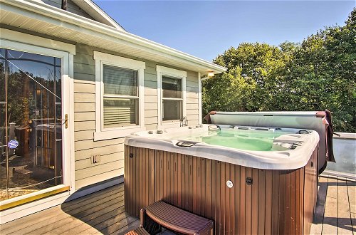 Foto 8 - 7-acre Coastal Michigan Home w/ Hot Tub & Sauna