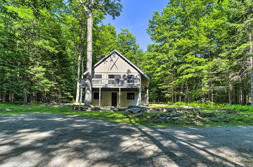 Foto 27 - Sleek Cabin w/ Deck, 8 Miles to Mount Snow & Hikes