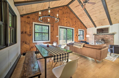 Foto 9 - Sleek Cabin w/ Deck, 8 Miles to Mount Snow & Hikes