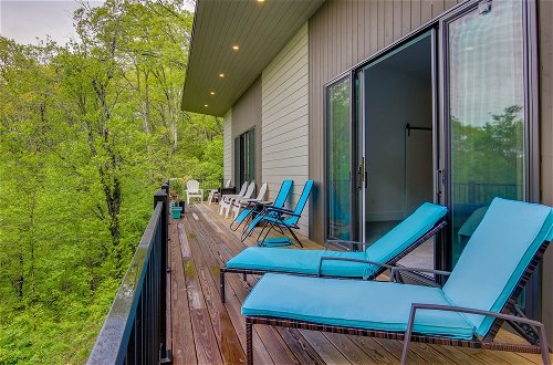 Photo 19 - Modern Fairview Retreat: Spacious Deck + Mtn View