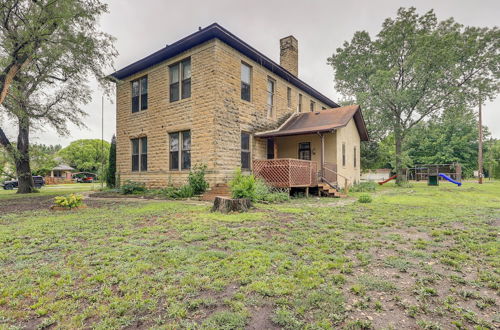 Foto 2 - Renovated Schoolhouse w/ Piano & Private Deck