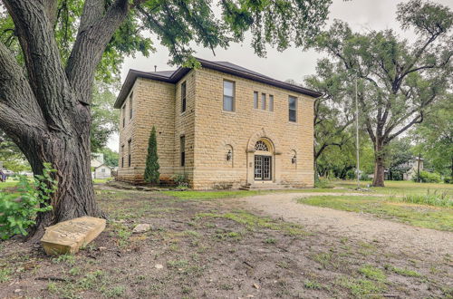 Foto 3 - Renovated Schoolhouse w/ Piano & Private Deck