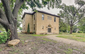 Foto 3 - Renovated Schoolhouse w/ Piano & Private Deck