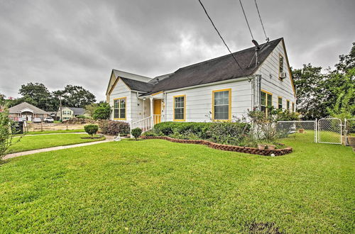 Photo 2 - Modern Houston Home < 4 Miles to Houston Zoo