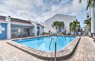 Foto 2 - Elegant FL Condo w/ Pool: Walk to Madeira Beach