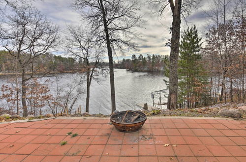 Foto 13 - Tranquil Lakefront Cabin: Fire Pit, Grill & Patio