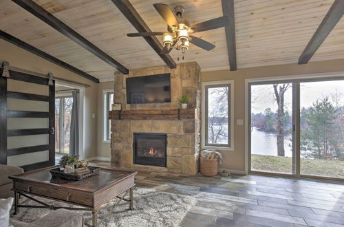 Foto 10 - Tranquil Lakefront Cabin: Fire Pit, Grill & Patio