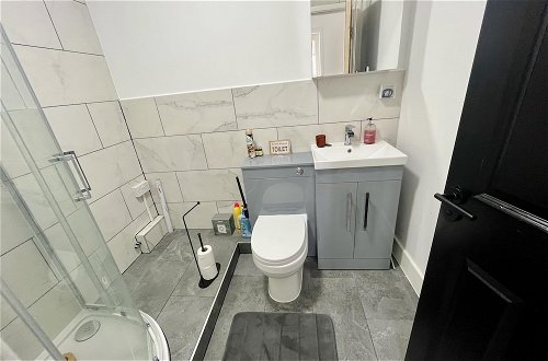 Photo 14 - Newly Refurbished 1-bed Apartment in Croydon Se25