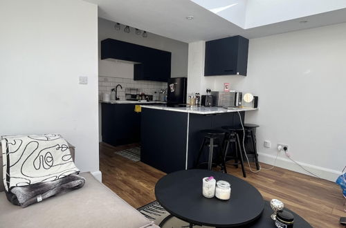 Photo 17 - Newly Refurbished 1-bed Apartment in Croydon Se25
