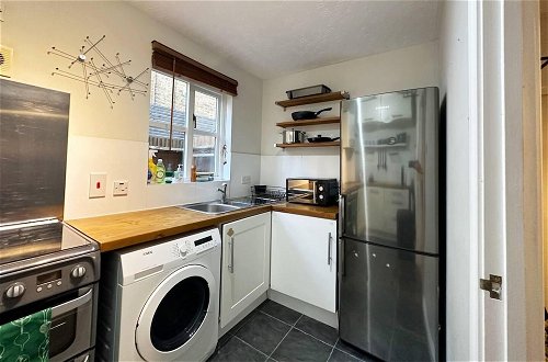 Photo 12 - Inviting 2-bed Apartment in London