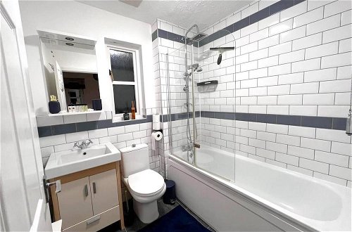 Photo 19 - Inviting 2-bed Apartment in London