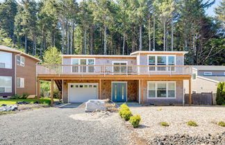 Foto 2 - Modern Arch Cape Home: Ocean View, Steps to Beach