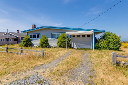 Photo 8 - Point Roberts Cottage w/ Ocean Views + Hot Tub