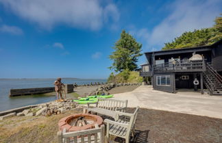 Foto 1 - Waterfront Coos Bay Retreat w/ Boat Ramp, Kayaks