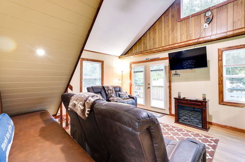 Photo 19 - Multi-level Bonneau Cabin: Screened-in Game Room