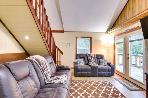 Photo 16 - Multi-level Bonneau Cabin: Screened-in Game Room