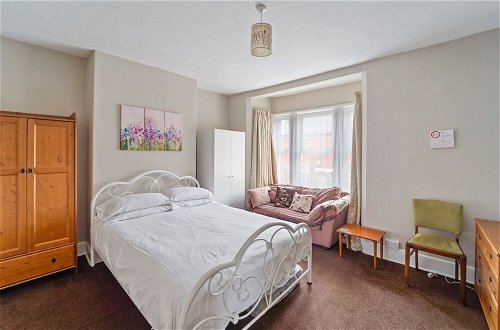 Photo 2 - 4 Bed Homely Retreat - Wolverhampton