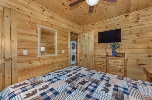 Foto 4 - Hidden Haven Log Cabin w/ Private Hot Tub