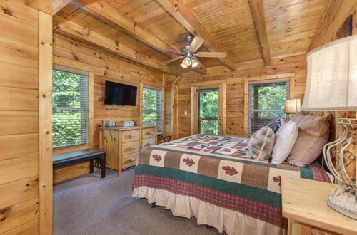 Foto 5 - Hidden Haven Log Cabin w/ Private Hot Tub