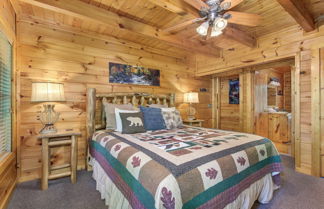 Foto 3 - Hidden Haven Log Cabin w/ Private Hot Tub