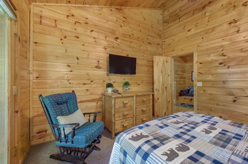 Foto 8 - Hidden Haven Log Cabin w/ Private Hot Tub