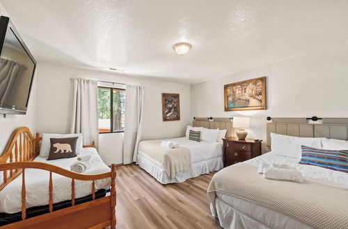 Photo 4 - Alpenglow Chateau by Avantstay Ideal Big Bear Location w/ Pool Table & Hot Tub