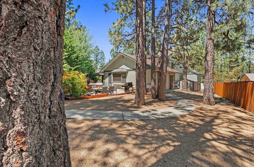 Photo 4 - Alpenglow Chateau by Avantstay Ideal Big Bear Location w/ Pool Table & Hot Tub