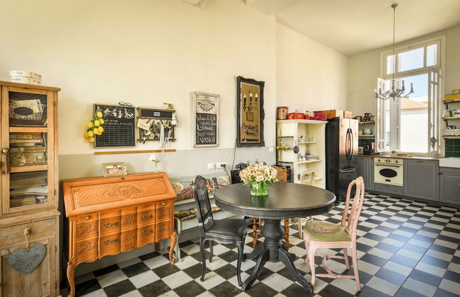 Elegant 1BR Apt w Balcony in the City - Foto 14